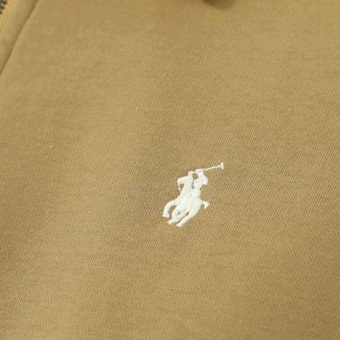 P260 #R99 Ralph Lauren pony logo eight-color half-zip lapel sweatshirt. Wear three times in one suit, easy to switch styles: Fully stand-up collar mode: crisp lapel three-dimensional windproof, taking into account warmth and cool lines, full of coolness ▫️Half-open lazy mode: slightly exposed collarbone, relaxed and comfortable | Pair with a shirt or high collar to show the intellectual atmosphere ▫️Full-open V-neck mode: Visually extends the neck-shoulder ratio | Stacking is more layered, hiding the flesh and making it look slimmer, making it easy to wear with a sense of luxury. Genderless design, shared wardrobe concept: White is gentle and elegant | Black is cool and slimming | Both colors can be used to create a couple CP look. 8 colors are available in the full line | From classic to soft | Meet all daily and occasion dressing needs Quality is reflected in the details: Micro-label logo embroidery | Loose but not procrastinating tailoring | High-grade fabrics ensure a comfortable fit. Easily manage various scenarios such as workplace commuting, weekend leisure, and date travel, effortless chic is the definition of effortless chic.  Color: Black White Navy Mint Green Khaki Pink Yellow Army Green Size: S M L